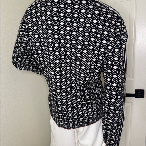 Madison Black and White Geometric Sweater Size Large.  #216 - Picture 5 of 14